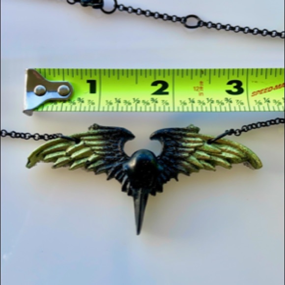 Black & yellow glitter resin skull crow necklace - Picture 11 of 11